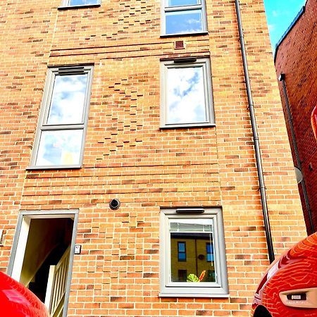 Modern Townhouse, Sleeps 4 With Parking Apartman Wakefield Kültér fotó