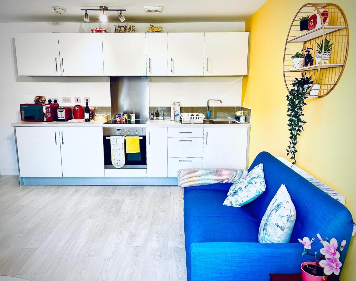 Modern Townhouse, Sleeps 4 With Parking Apartman Wakefield Kültér fotó