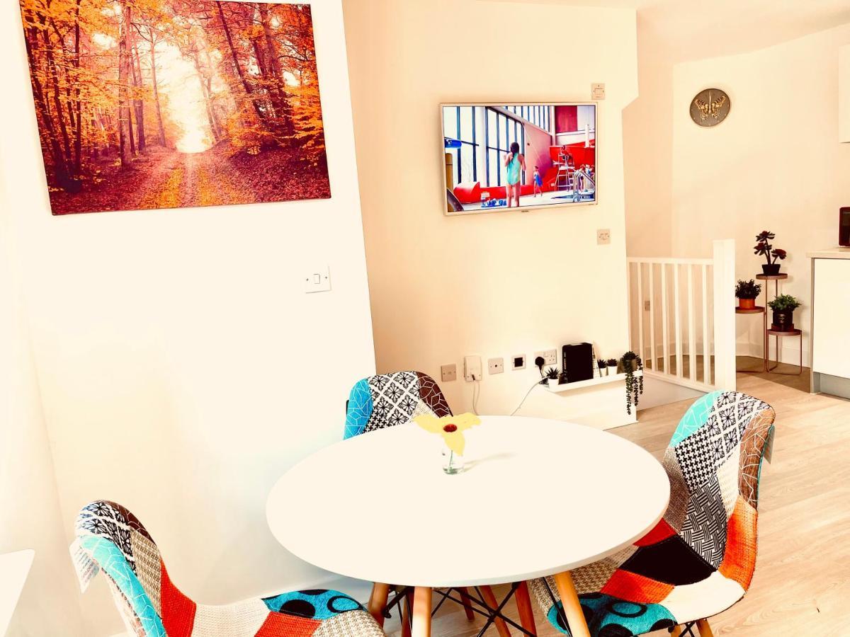 Modern Townhouse, Sleeps 4 With Parking Apartman Wakefield Kültér fotó