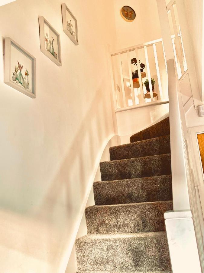 Modern Townhouse, Sleeps 4 With Parking Apartman Wakefield Kültér fotó