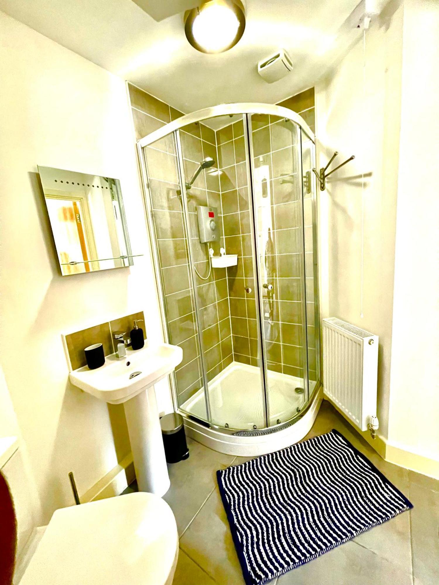 Modern Townhouse, Sleeps 4 With Parking Apartman Wakefield Kültér fotó